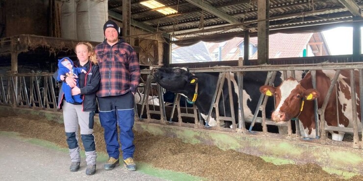 Le couple de gérants dans l'étable