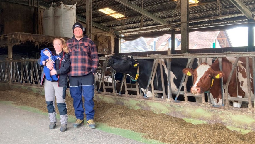 [Translate to français:] Das Betriebsleiterpaar im Kuhstall